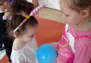 Dzieci tańczą w parach z balonem